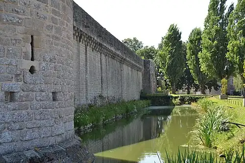 Douves au pied de la tour de l'Abreuvoir et de la porte Bizienne.