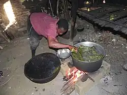 Femme Bassa préparant le mintoumba