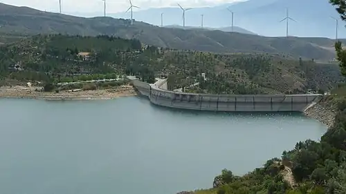 Barrage du réservoir de Béznar&nbsp;(es), principalement sur Lecrín ; les éoliennes sont sur El Pinar et Lanjarón