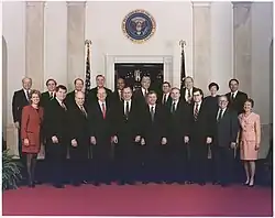 Description de l'image President George H. W. Bush poses with his cabinet for the 1992 Official Cabinet portrait.jpg.