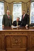 George W. Bush signant une loi sur le Resolute desk. Le sceau est gravé sur le panneau central du bureau. Franklin Delano Roosevelt, handicapé, avait demandé le rajout de ce panneau pour cacher ses jambes appareillées. C'est l'une des trois représentations du sceau présidentiel visibles à la Maison-Blanche avec la tête de l'aigle tourné vers les flèches.