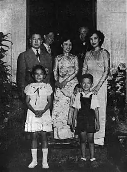 Photographie du président Ngô Đình Diệm et sa famille avec ses deux frères au fond de l'image en partant de gauche Ngô Đình Nhu et Ngô Đình Thuc