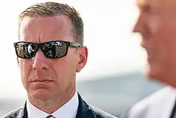 Président Donald J. Trump est vu dans les lunettes de soleil d'un membre de ses services de sécurité alors qu'il s'adresse aux journalistes dimanche 7 juillet 2019, avant l'embarquement Air Force One à l'aéroport municipal de Morristown à Morristown, New Jersey, pour son retour à Washington, D.C. (Photo officielle de la Maison Blanche par Shealah Craighead)