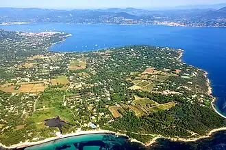 Presqu'île de Saint-Tropez et plage des Salins (en bas).