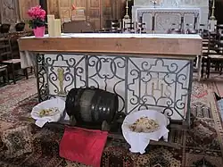 Tonneau de vin de paille au pied de l'autel de l'église Saint-Vincent d'Arlay