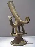 Coupe modelée et ciselée, en forme de trompe sur un animal se tenant sur un pied ajouré. Grès. Gaya, Ve ou VIe&nbsp;siècle. Musée national de Corée