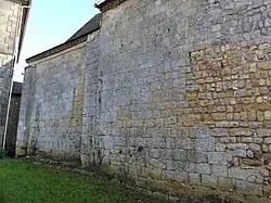 Le mur nord de l'église avec les gros moellons carolingiens sur la gauche.