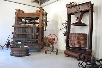 À gauche : à engrenages.À droite : hydraulique (Château Turcan).