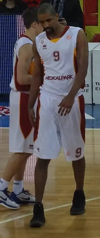 Preston Shumpert marchant, un coéquipier dans son dos.