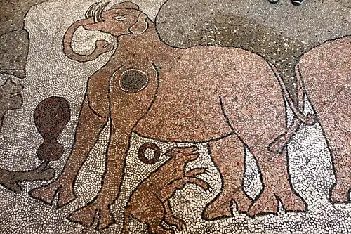 L'éléphante de gauche soutenant l'arbre de vie.