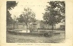 Carte postale de la fontaine en eau vers 1910.