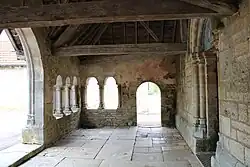 Intérieur du porche couvert.