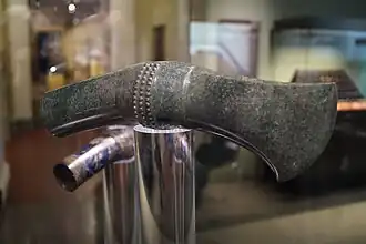 Lame de hache en bronze.