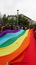 Drapeau arc-en-ciel géant déployé lors de la marche des fiertés de Bruxelles en Belgique en 2018.