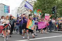 Photographie de deux adolescentes au cours d'une manifestation LGBT.