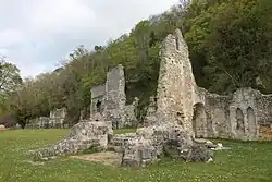 La façade occidentale de l'église et les restes de la salle capitulaire.
