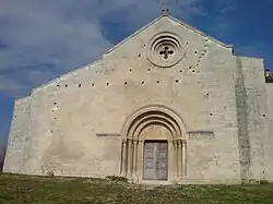 Façade de l’église du prieuré.