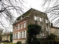 Prieuré de Seny (Cense delle Thour) englobant une tour médiévale édifiée du 13e siècle