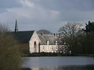 Vue du Prieuré de la Primaudière, chapelle et bâtiments conventuels.