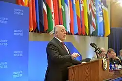 Conférencier debout sur un podium devant un micro