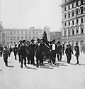 Défilé socialiste avec le drapeau rouge le 1er mai 1891 sur la place Santa Croce in Gerusalemme à Rome.