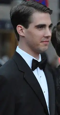 photo d'un homme en costume et nœud-papillon noir.