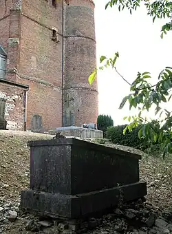 Comme à Burelles et Hary, la protection sur le côté nord de l'édifice contre les attaquants était d'abord assurée naturellement, par la déclivité du terrain.