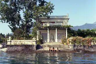 Personnes assises sur les marches d'un bain public à la Villa Salagnon. (Photo prise le 7 juillet 1968)