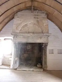 Cheminée monumentale de la salle d'audience.