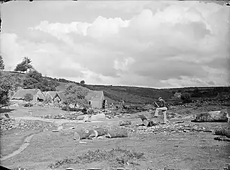 Homme coupant du bois près du moulin du Pont.