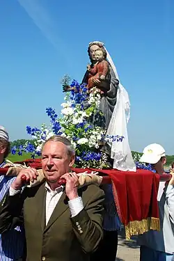 Arrivée de la statue à la chapelle du Try-au-Chêne.