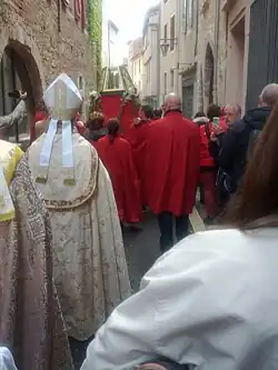 La procession rue des Soubirous.