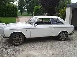 304 S coupé avec des jantes Dunlop.