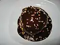 Profiterole nappée de chocolat.