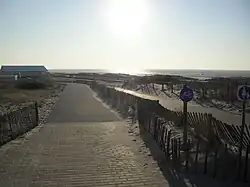 Piste cyclable et allée piétonne aménagées en 2010 au nord du front de mer