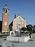 Fontaine sur le Rynek, édifiée à l'occasion du 650e&nbsp;anniversaire de la fondation de la ville
