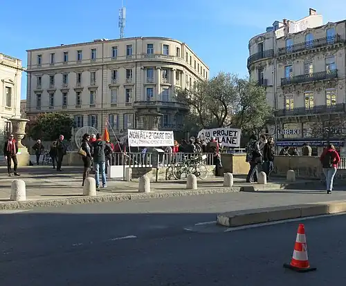 Manifestations sur la place contre la Gare de Montpellier-Sud-de-France.