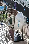 Maquette d'un satellite Proton au Musée d'État de l'histoire de l'astronautique C. E. Tsiolkovski, deux panneaux solaires sont démontés pour s'adapter à la salle