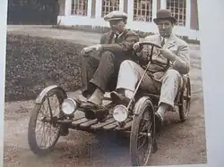 Essai d'un prototype électrique par Ettore Bugatti et son client, le roi Léopold III de Belgique, dans la cour de l'usine