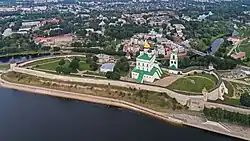 Le kremlin de la ville de Pskov, avec la cathédrale - vue depuis la Velikaïa.