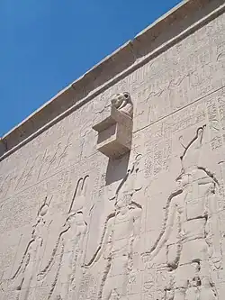 Gargouille à tête de lion.