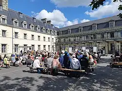 La compagnie Les Arts Oseurs dans leur spectacle "Héroïne", dans la cour du collège Jules Ferry à Quimperlé