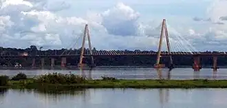 Viaduc San Roque González de Santa Cruz avec le pont à haubans sur la frontière