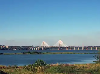Le pont San Roque qui relie la ville de Posadas à sa voisine paraguayenne Encarnación.