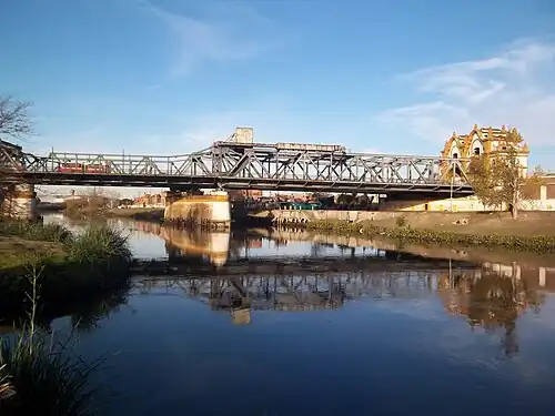 Le pont vu de l’est. À gauche, entre les deux piles, la partie basculante. À droite, porches sur la rive nord du Riachuelo.