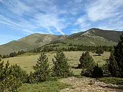 Puig de la Pelada, à gauche (Puig d'Escotó, 2&nbsp;292&nbsp;m, à droite).