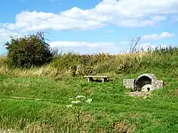 La fontaine Sainte-Geneviève entre le vieux et le nouveau village.
