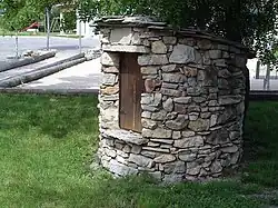 Un des puits du village.