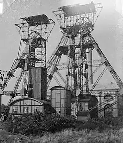 Ce chevalement forme une grande tour de fer pyramidales.