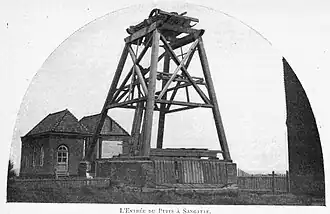 Le chevalement en construction.